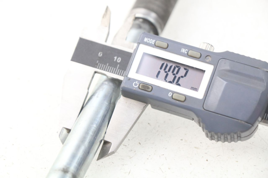 photo de EJE RUEDA DELANTERO SYM GTS EFI ABS 125 (2012 - 2016) - Otra perspectiva