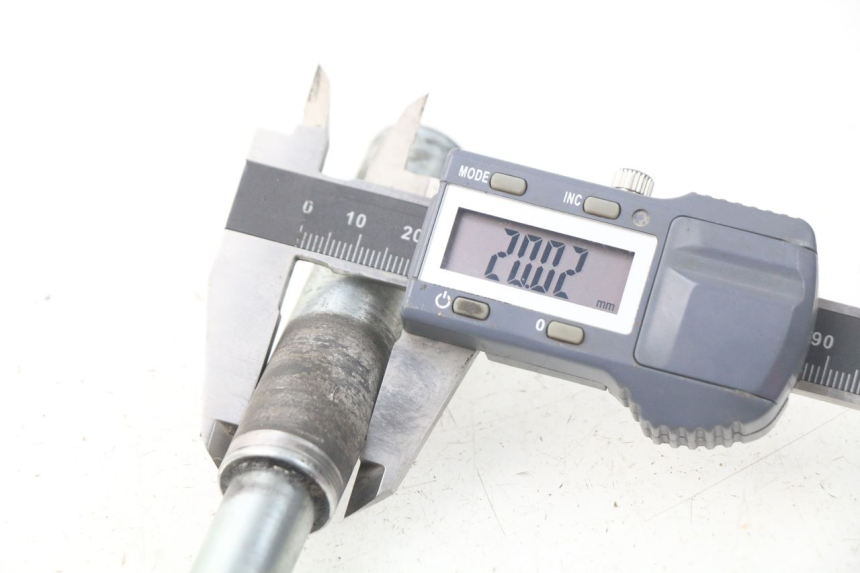 photo de EJE RUEDA DELANTERO SYM GTS EFI ABS 125 (2012 - 2016) - Primer plano técnico