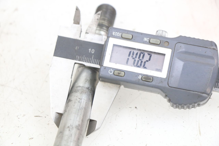 photo de EJE DE LA RUEDA DELANTERA SYM GTS EFI 125 (2012 - 2016) - Primer plano técnico