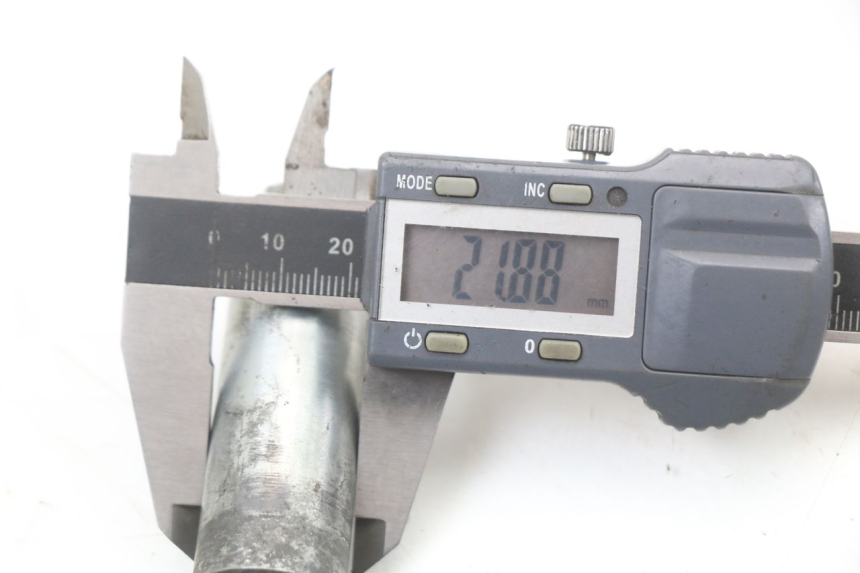 photo de EJE RUEDA DELANTERO SUZUKI GZ MARAUDER 125 (1998 - 2004) - Otra perspectiva