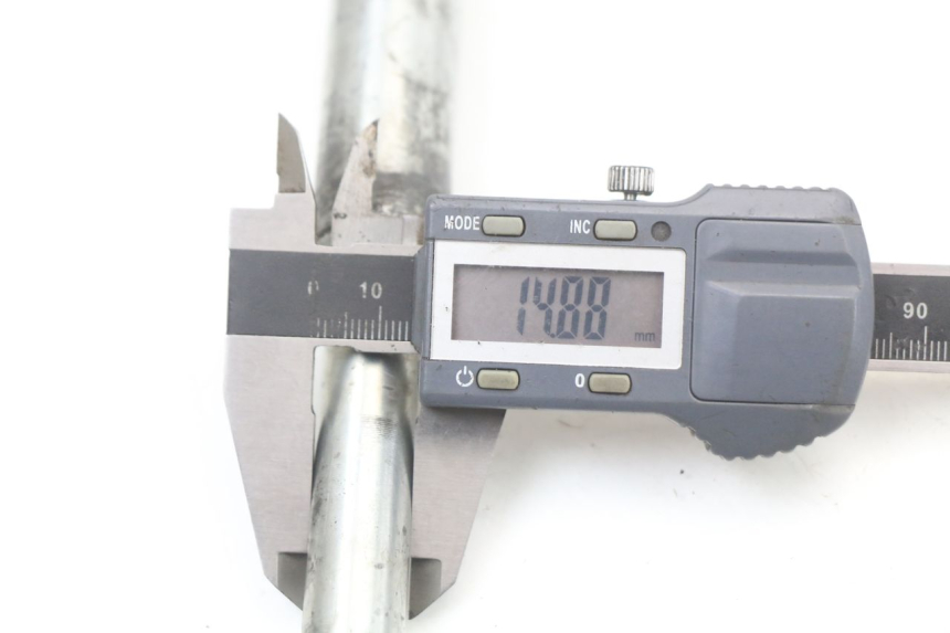 photo de EJE RUEDA DELANTERO SUZUKI GZ MARAUDER 125 (1998 - 2004) - Primer plano técnico