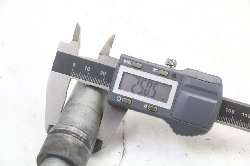 photo de EJE RUEDA DELANTERO HONDA CBR F 1000 (1993 - 1996) - Primer plano técnico