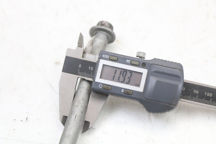 photo de EJE RUEDA DELANTERO HONDA NES AROBASE 125 (2000 - 2003) - Primer plano técnico