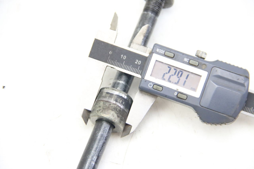 photo de EJE DE LA RUEDA DELANTERA REVATTO IMPERATOR 125 (2007 - 2015) - Primer plano técnico