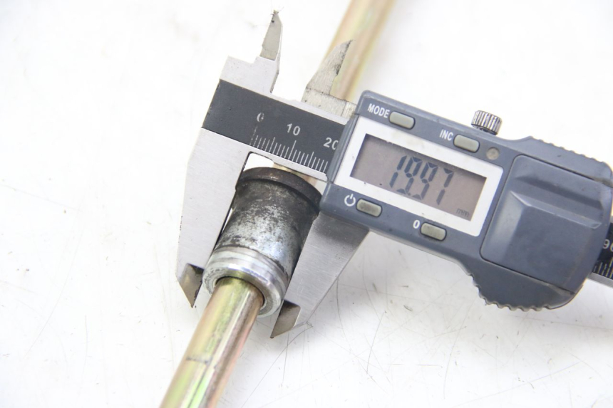 photo de EJE DE LA RUEDA DELANTERA SYM JET EURO X 2T 50 (2003 - 2007) - Zoom estado de uso