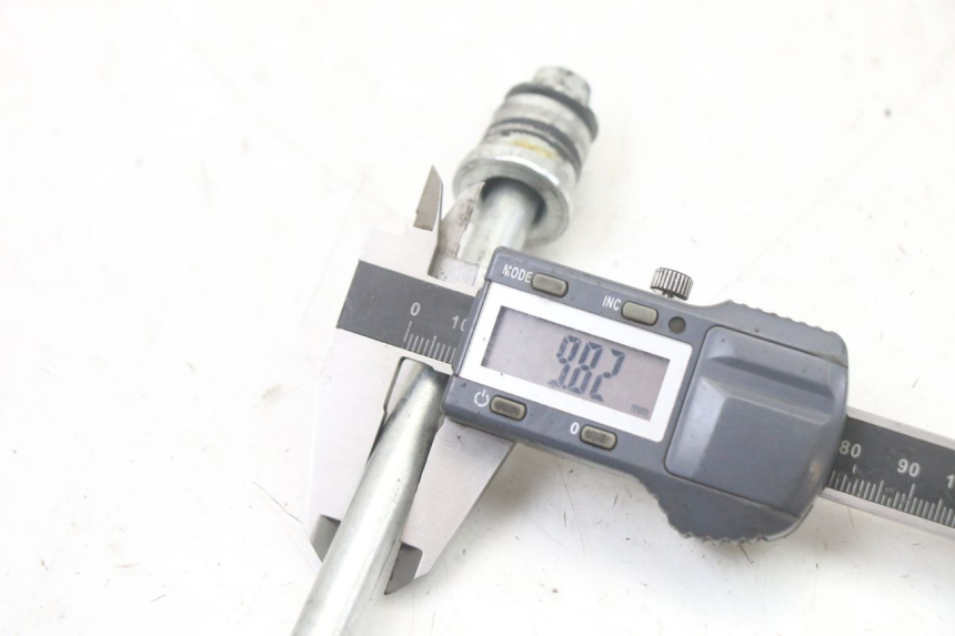 photo de EJE RUEDA DELANTERO JM MOTORS MIA 50 (2017 - 2020) - Primer plano técnico