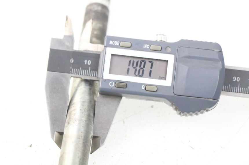 photo de EJE RUEDA DELANTERO SYM JOYMAX 250 (2013 - 2017) - Primer plano técnico