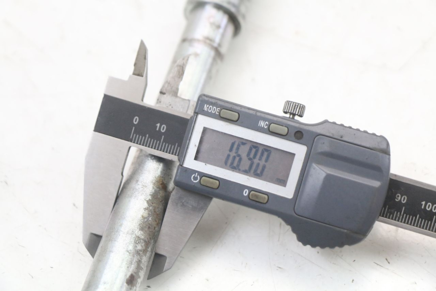 photo de EJE RUEDA DELANTERO KAWASAKI GTR 1000 (1994 - 2004) - Primer plano técnico