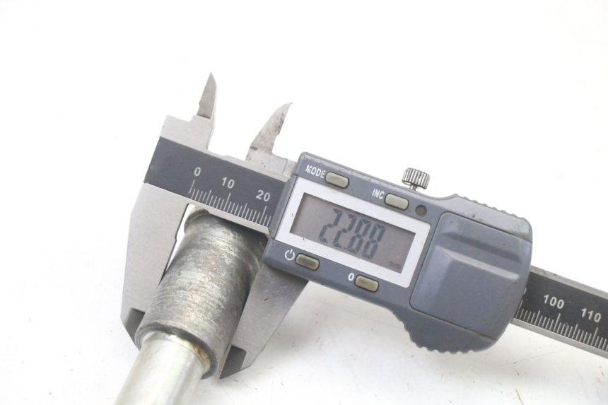 photo de EJE DE LA RUEDA DELANTERA KAWASAKI ZR7 ZR-7 S 750 (1999 - 2004) - Otra perspectiva