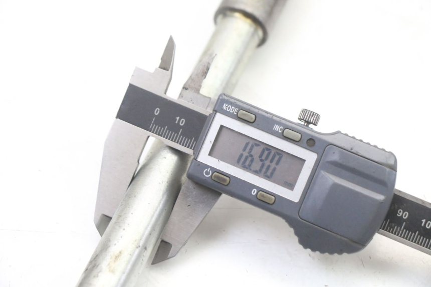 photo de EJE DE LA RUEDA DELANTERA KAWASAKI ZR7 ZR-7 S 750 (1999 - 2004) - Primer plano técnico