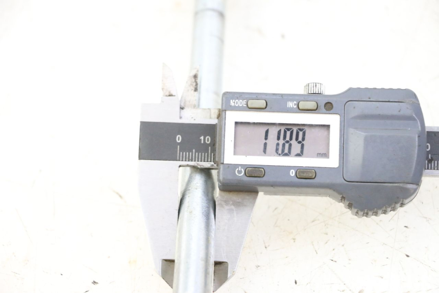 photo de EJE RUEDA DELANTERO KIDEN KD125-G 125 (2018 - 2022) - Otra perspectiva