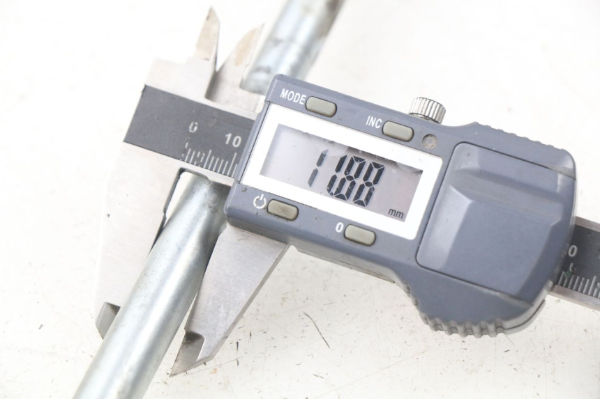 photo de EJE DE LA RUEDA DELANTERA PEUGEOT KISBEE 4T 50 (2010 - 2017) - Otra perspectiva