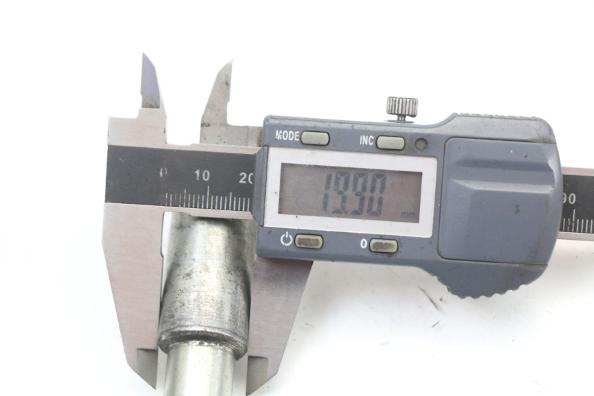 photo de EJE RUEDA DELANTERO RENAULT KOURANOS 125 (2001 - 2004) - Primer plano técnico