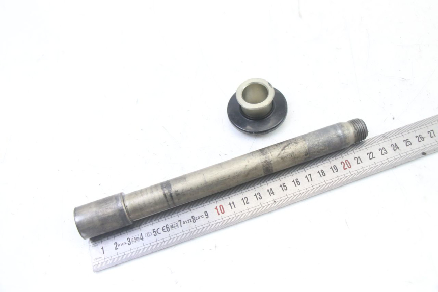 photo de EJE RUEDA DELANTERO KAWASAKI KX F KXF 450 (2009 - 2011) - Primer plano técnico