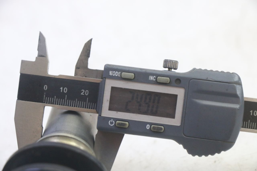 photo de EJE RUEDA DELANTERO KAWASAKI KXF KX-F 250 (2017 - 2019) - Primer plano técnico