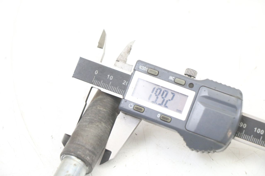 photo de EJE RUEDA DELANTERO KYMCO DINK STREET 125 (2009 - 2014) - Primer plano técnico