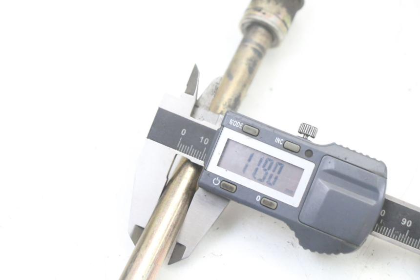 photo de EJE RUEDA DELANTERO KYMCO GRAND DINK 125 (2008 - 2014) - Primer plano técnico