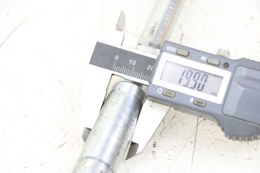 photo de EJE DE LA RUEDA DELANTERA KYMCO X-TOWN XTOWN 125 (2016 - 2021) - Otra perspectiva