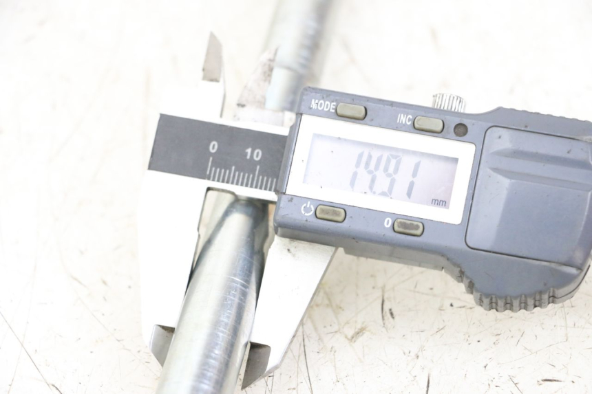 photo de EJE DE LA RUEDA DELANTERA KYMCO X-TOWN XTOWN 125 (2016 - 2021) - Primer plano técnico