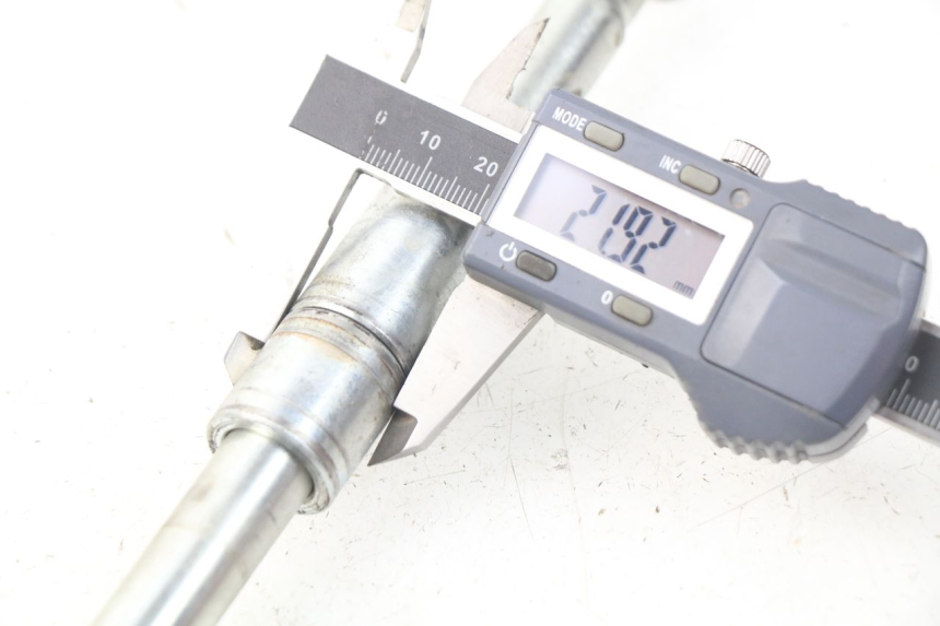 photo de EJE RUEDA DELANTERO YCF LITE F 125 - Otra perspectiva