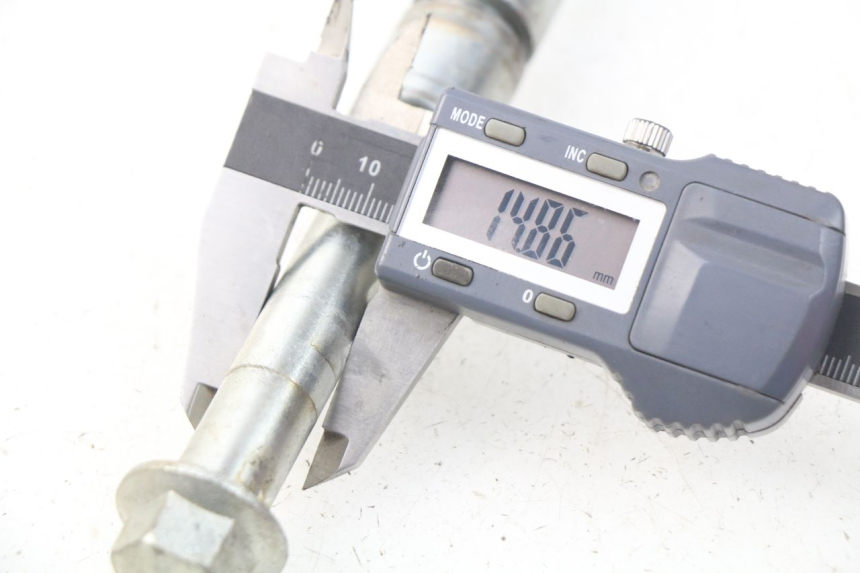 photo de EJE RUEDA DELANTERO YCF LITE F 125 - Primer plano técnico