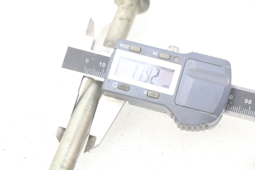 photo de EJE DE LA RUEDA DELANTERA PEUGEOT LUDIX 50 (2005 - 2007) - Otra perspectiva