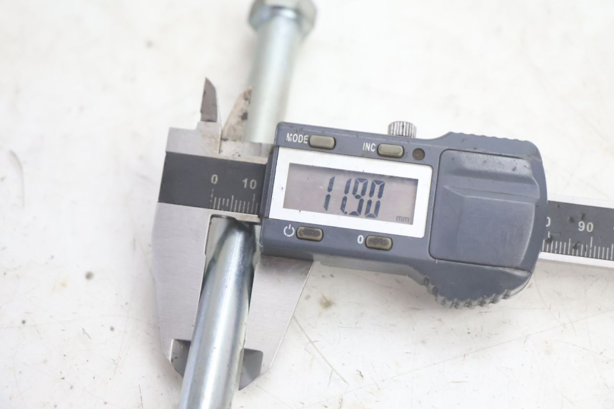 photo de EJE RUEDA DELANTERO MBK MACH G AC 50 (2002 - 2014) - Primer plano técnico