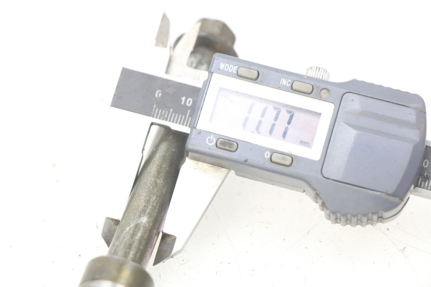 photo de EJE RUEDA DELANTERA EUROCKA MATADOR 4T 50 (2010 - 2016) - Otra perspectiva