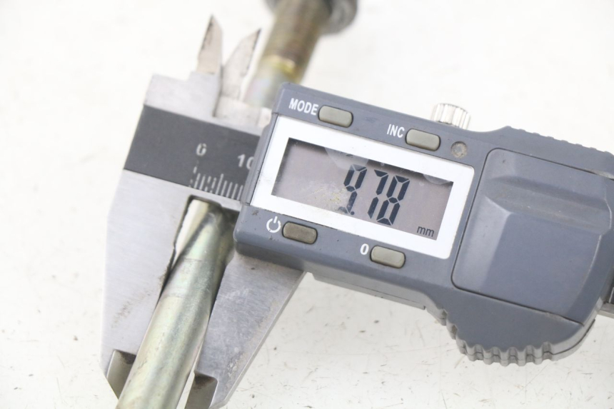 photo de EJE RUEDA DELANTERO JM MOTORS MIA 50 (2017 - 2020) - Zoom estado de uso