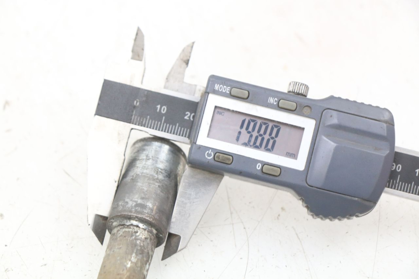 photo de EJE DE LA RUEDA DELANTERA GILERA NEXUS 125 (2009 - 2013) - Primer plano técnico