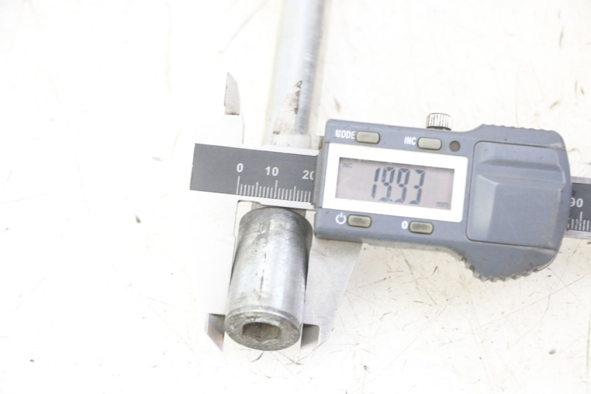 photo de EJE DE LA RUEDA DELANTERA GILERA NEXUS 125 (2009 - 2013) - Primer plano técnico