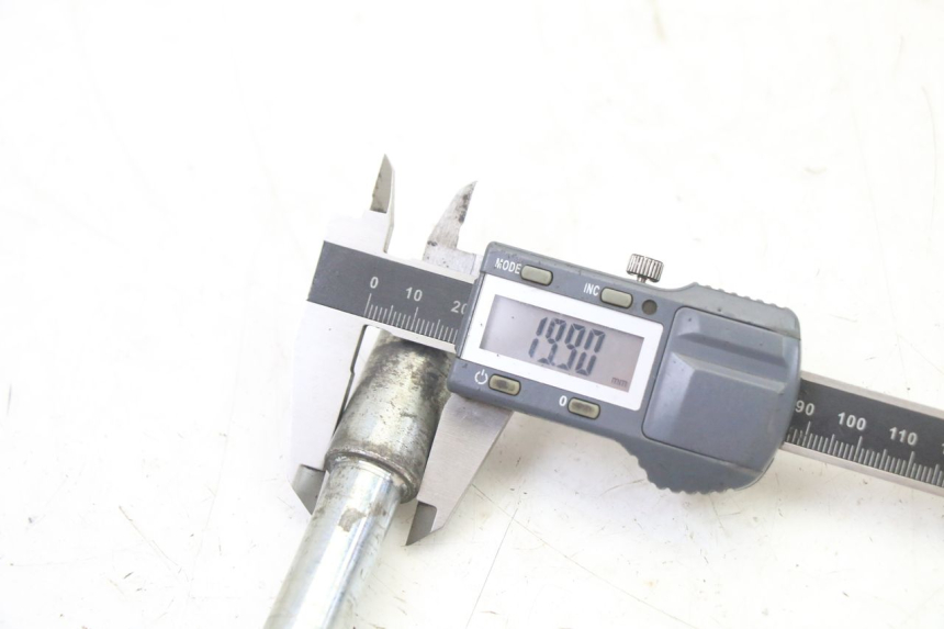 photo de EJE DE LA RUEDA DELANTERA GILERA NEXUS 125 (2009 - 2013) - Primer plano técnico