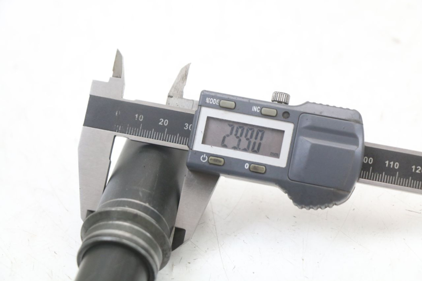 photo de EJE RUEDA DELANTERO MOTO GUZZI NORGE 8V GT 1200 (2011 - 2016) - Otra perspectiva