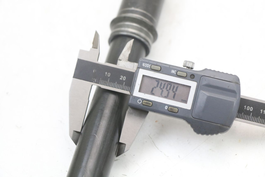 photo de EJE RUEDA DELANTERO MOTO GUZZI NORGE 8V GT 1200 (2011 - 2016) - Primer plano técnico