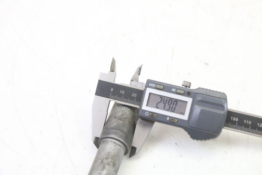 photo de EJE RUEDA DELANTERO HONDA NTV DEAUVILLE ABS 700 (2007 - 2016) - Primer plano técnico