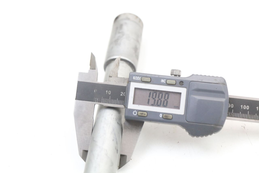 photo de EJE DE LA RUEDA DELANTERA HONDA NTV DEAUVILLE 650 (1998 - 2001) - Primer plano técnico