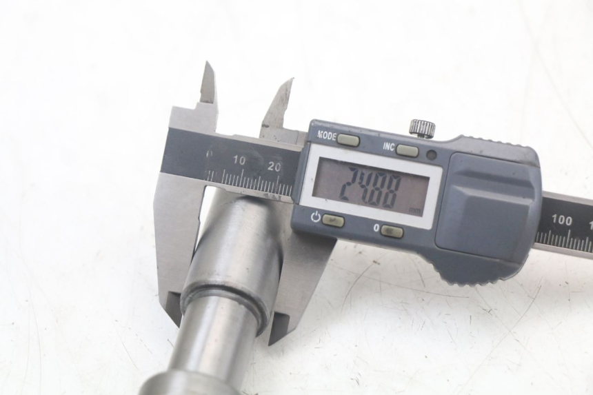 photo de EJE DE LA RUEDA DELANTERA HONDA NTV DEAUVILLE 650 (1998 - 2001) - Otra perspectiva