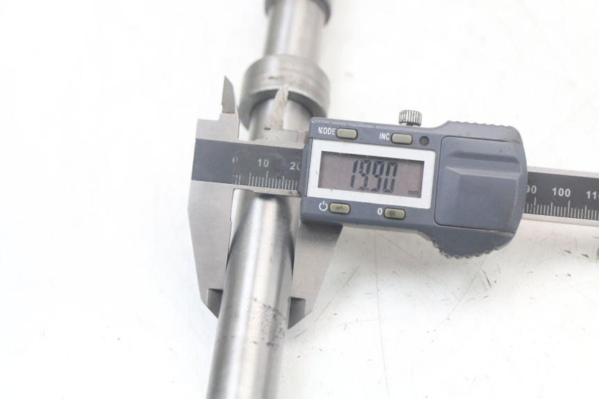 photo de EJE DE LA RUEDA DELANTERA HONDA NTV DEAUVILLE 650 (1998 - 2001) - Primer plano técnico