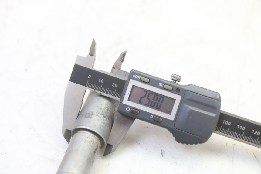 photo de EJE RUEDA DELANTERO HONDA NTV DEAUVILLE 650 (2001 - 2006) - Primer plano técnico