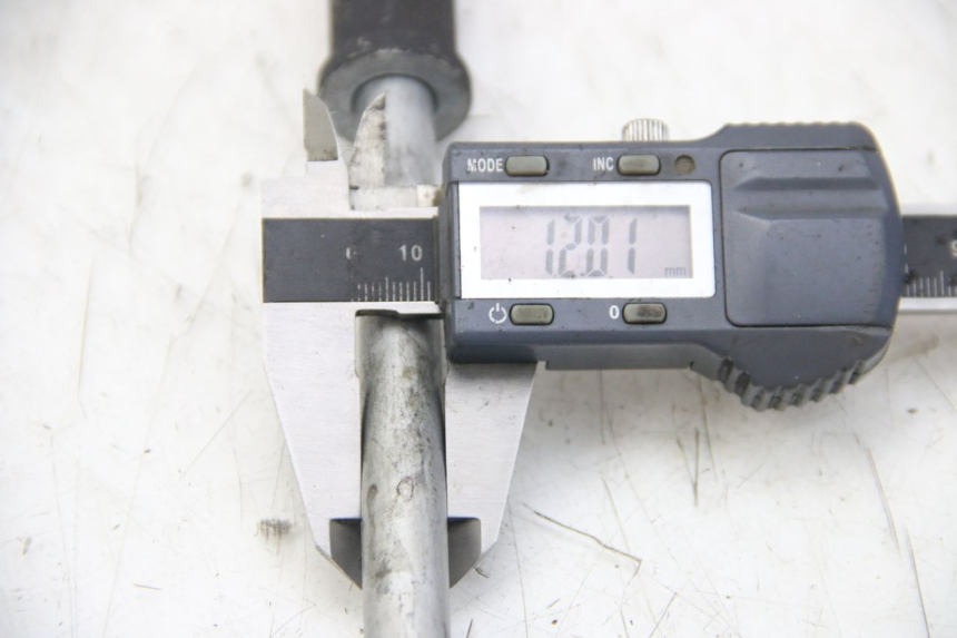 photo de EJE DE LA RUEDA DELANTERA HONDA PES PS I 125 (2006 - 2012) - Zoom estado de uso