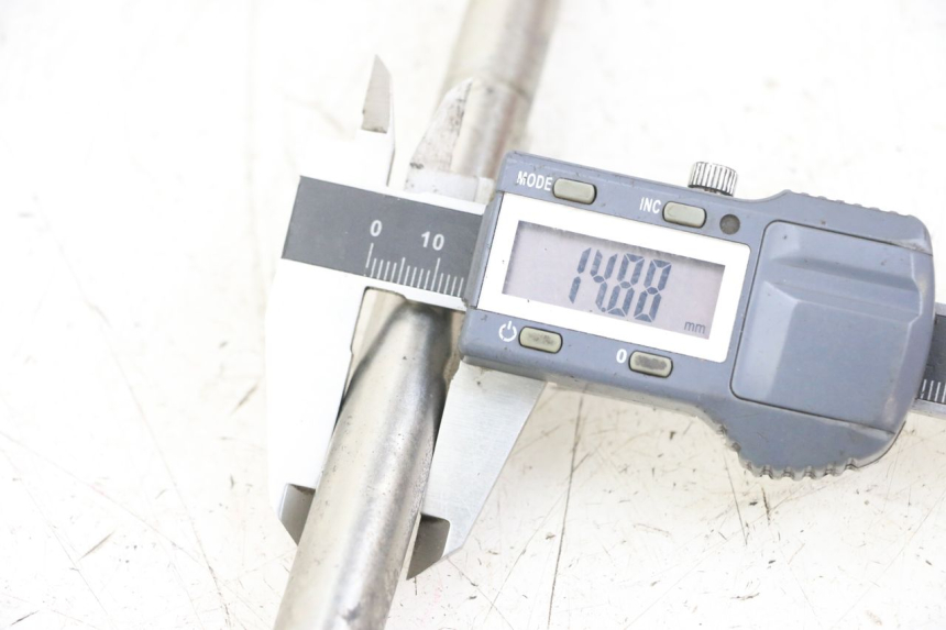 photo de EJE RUEDA DELANTERO PEUGEOT ELYSTAR 125 (2002 - 2007) - Zoom estado de uso