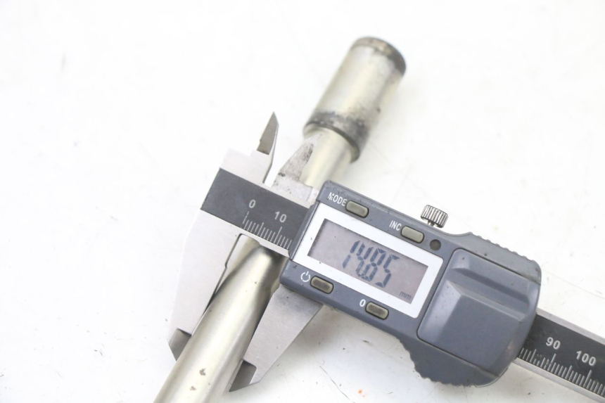 photo de EJE RUEDA DELANTERO PEUGEOT SATELIS 125 (2013 - 2018) - Primer plano técnico