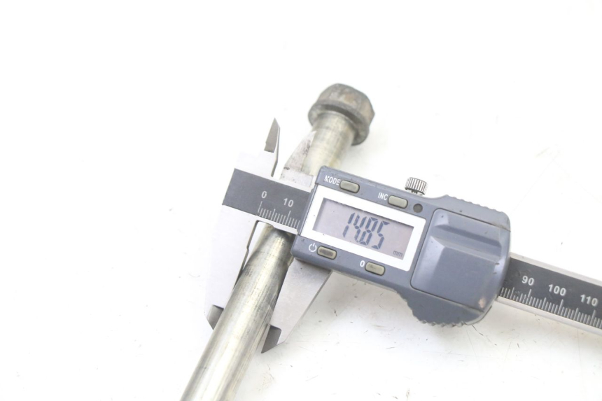 photo de EJE RUEDA DELANTERO PEUGEOT TKR TREKKER FURIOUS 50 (2005 - 2014) - Primer plano técnico