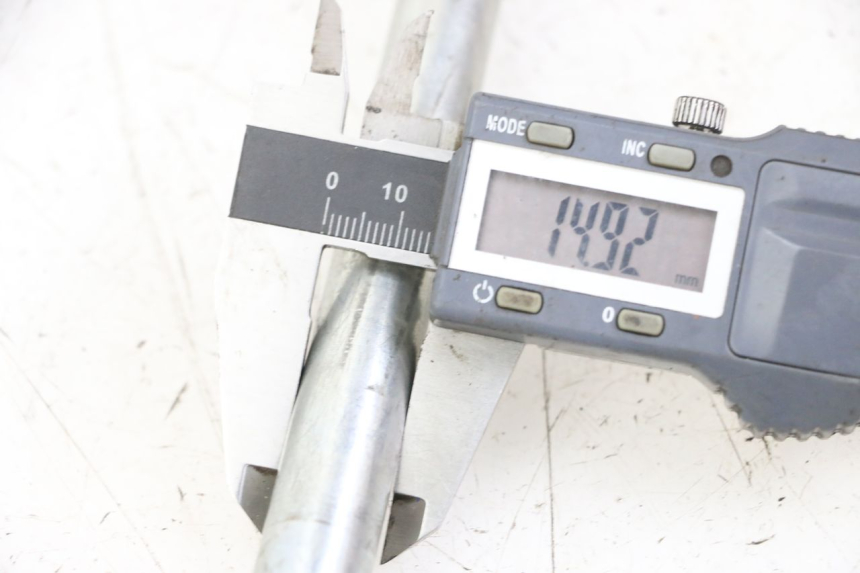 photo de EJE RUEDA DELANTERO PIAGGIO BEVERLY 125 (1998 - 2005) - Primer plano técnico