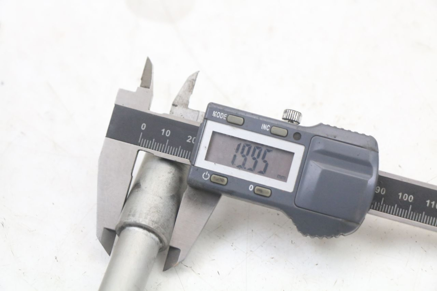 photo de EJE DE LA RUEDA DELANTERA PIAGGIO NEW TYPHOON 50 (2010 - 2017) - Primer plano técnico