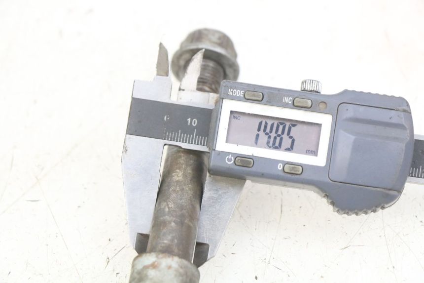 photo de EJE DE LA RUEDA DELANTERA YCF PILOT 125 - Otra perspectiva