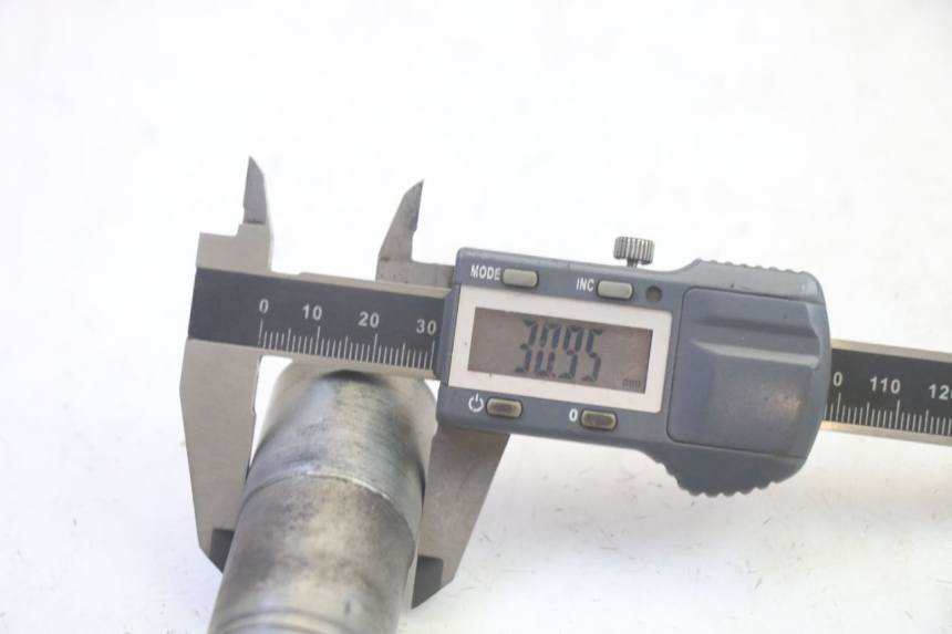 photo de EJE RUEDA DELANTERO BMW R RT ABS 1200 (2010 - 2014) - Primer plano técnico