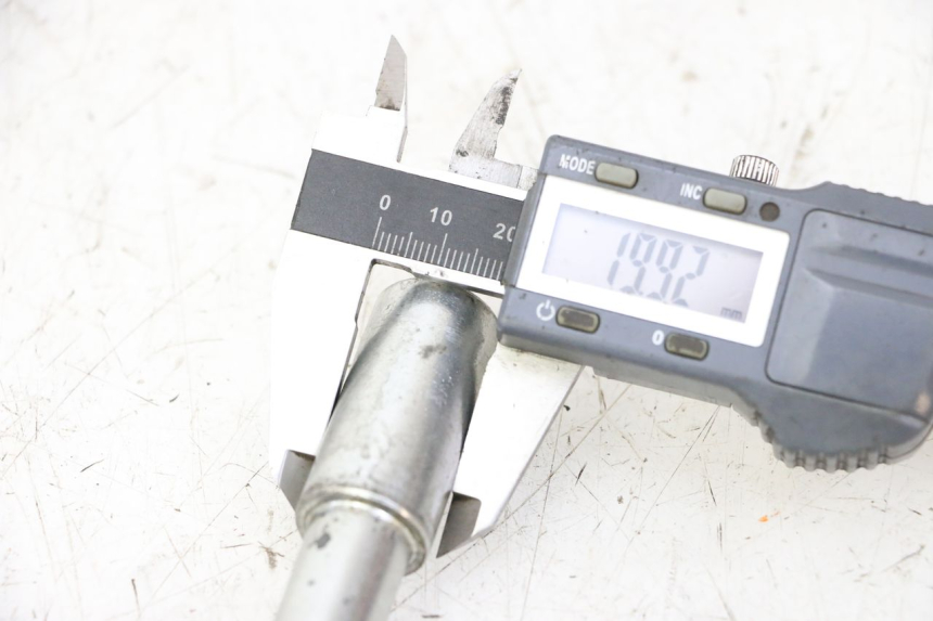 photo de EJE RUEDA DELANTERO MAG POWER R-STREET 50 (2016 - 2025) - Zoom estado de uso