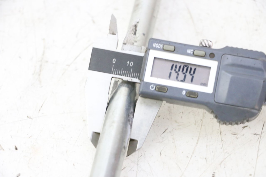 photo de EJE RUEDA DELANTERO MAG POWER R-STREET 50 (2016 - 2025) - Otra perspectiva