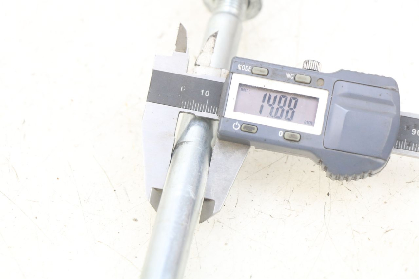 photo de EJE DE LA RUEDA DELANTERA YAMASAKI RAPTOR 50 (2013 - 2018) - Detalle de la pieza